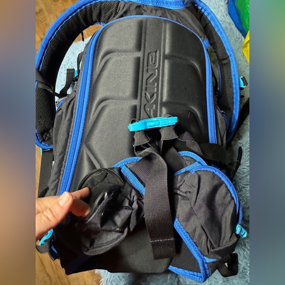 Dakine Snow Camera Backpack - Picture 9 of 14